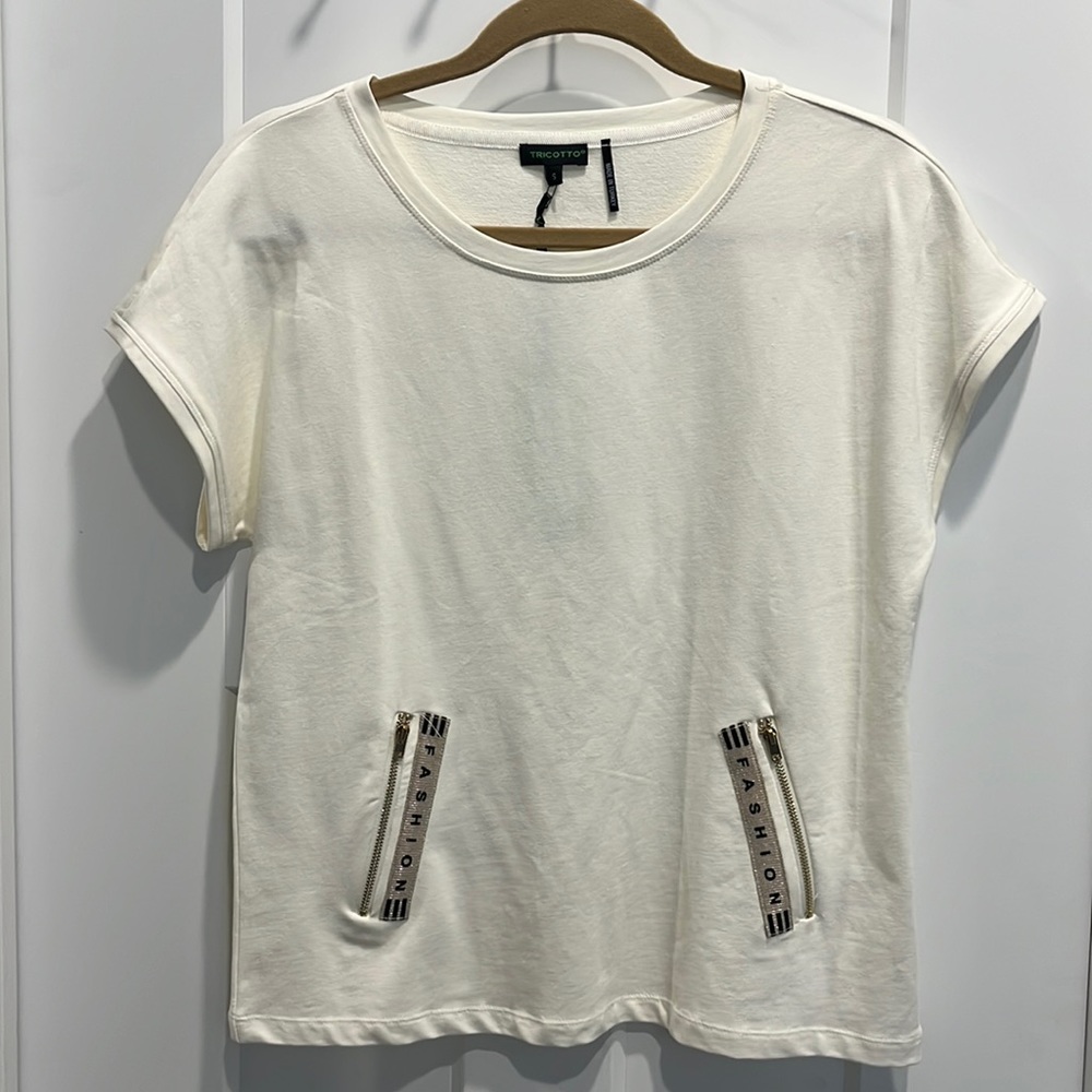 Tricotto white short sleeve‎ shirt with zipper pockets
